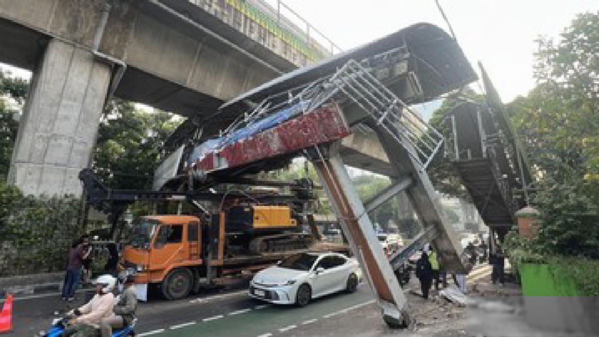 Truk Crane Tabrak JPO Tendean, Kemacetan Panjang Hingga Kuningan