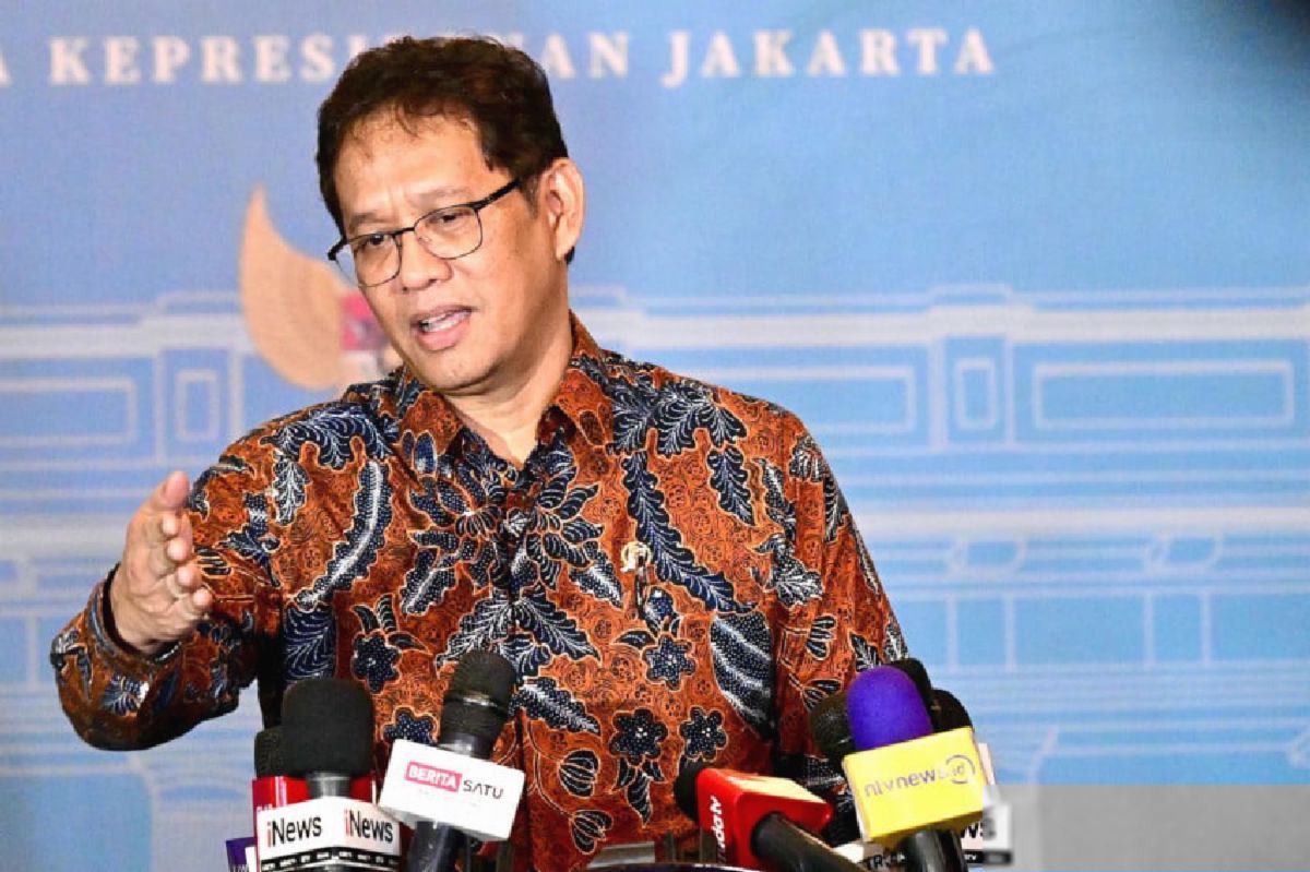 Kita perlu menghasilkan berita feature dengan gaya jurnalistik dalam bahasa Indonesia, minimal