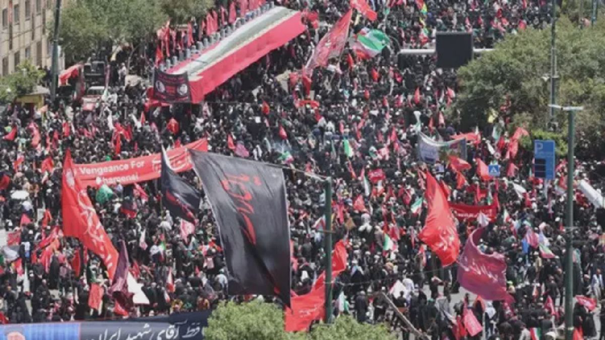 Mashhad — Ribuan Pelayat Padati Jalan Menuju Pemakaman Ali Khamenei