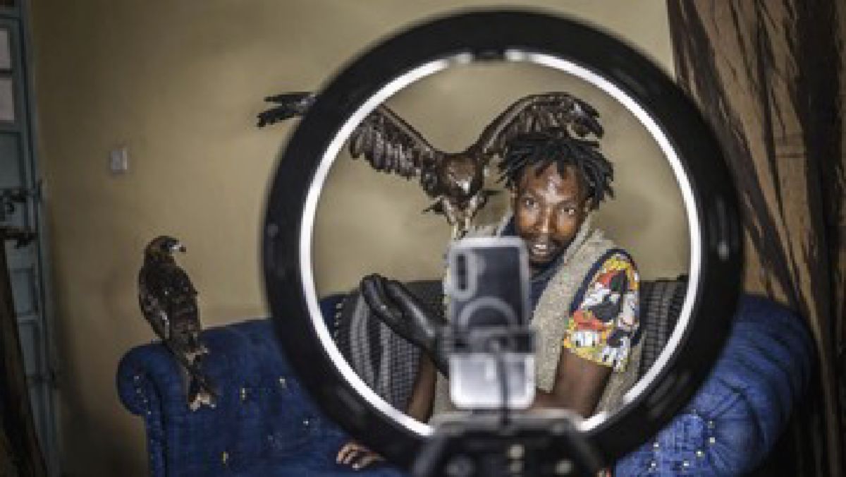 Nairobi — Dulu Tidur di Jalanan, Kini Viral Jadi ‘Manusia Burung’