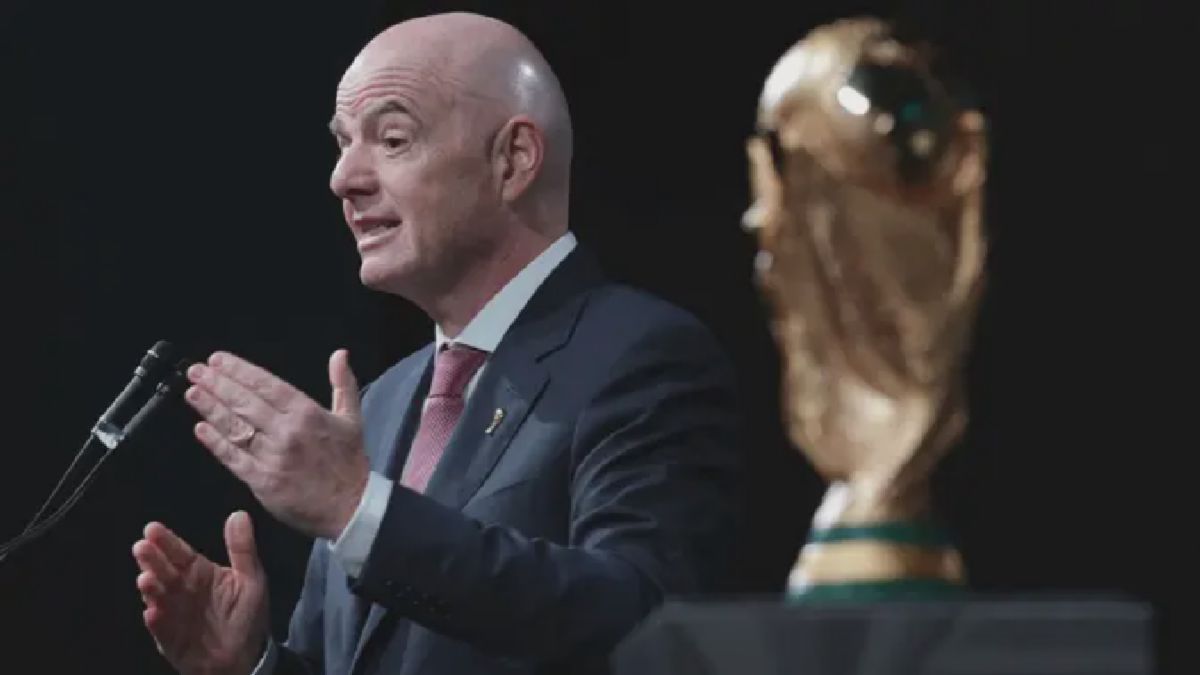 Infantino Pamer Trofi Piala Dunia di Konferensi Walikota AS