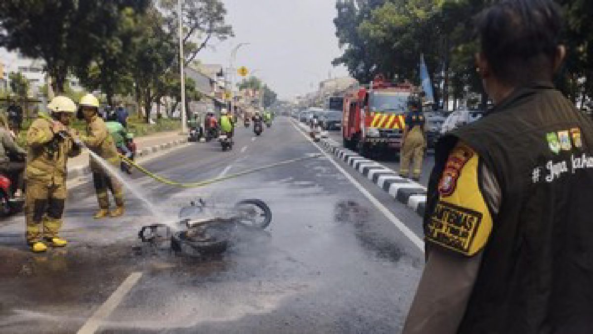 Motor Terbakar Usai Hindari Rem Mendadak di Pasar Minggu, Pengendara Luka
