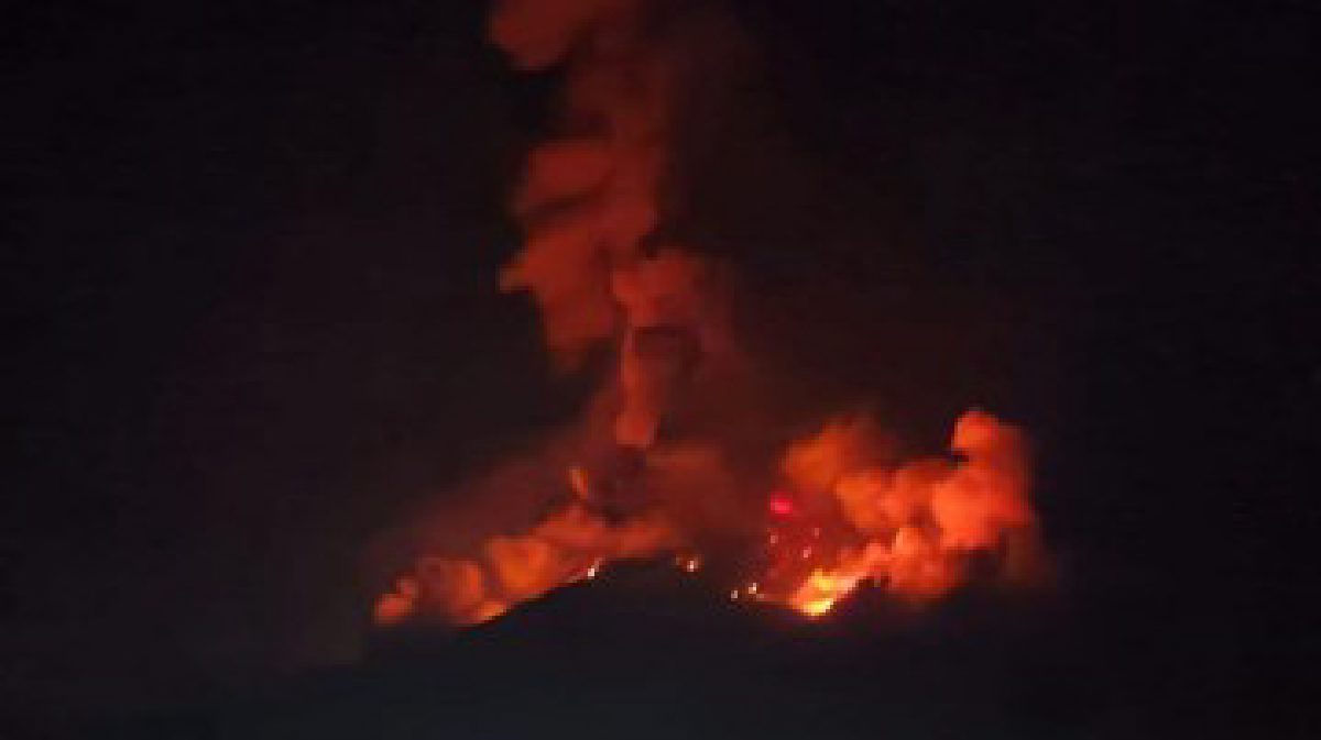 Gunung Karangetang Siau Lontarkan Lava Pijar
