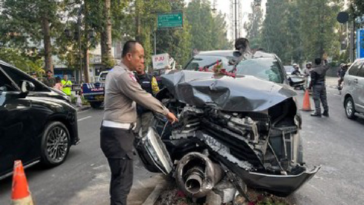 Kecelakaan di Dago Bandung, Minibus Tabrak Tiang, Dua Penumpang Melarikan Diri