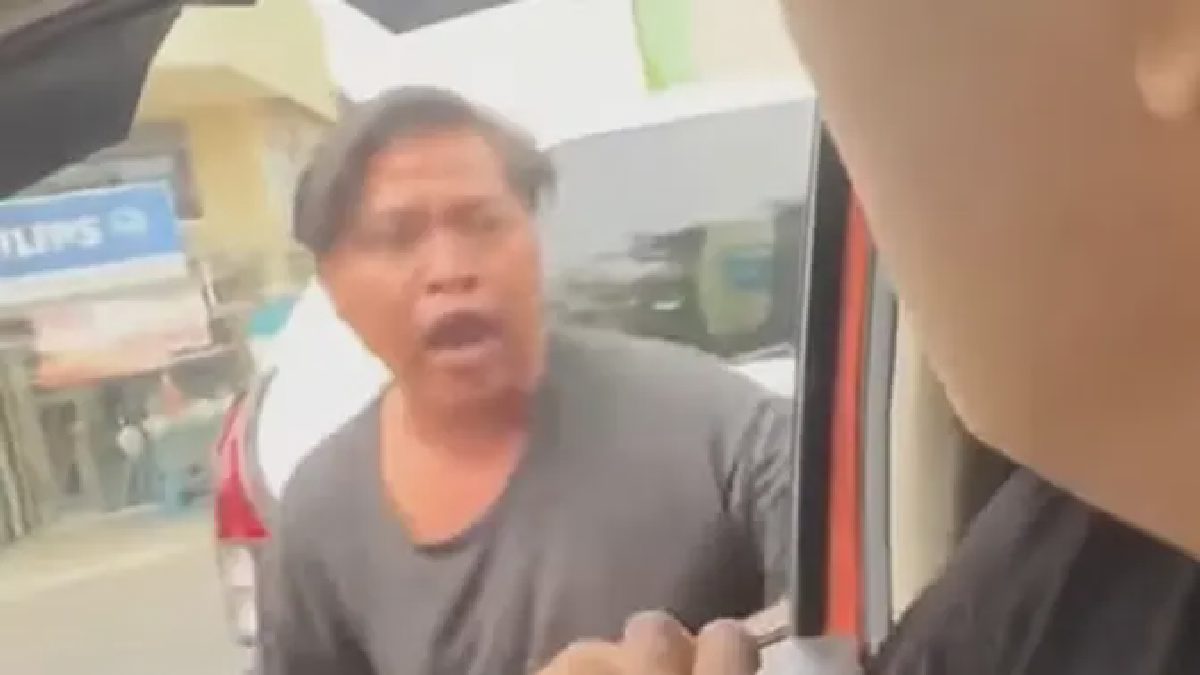 Sopir Angkot dan Pengendara Mobil di Bekasi Terlibat Cekcok