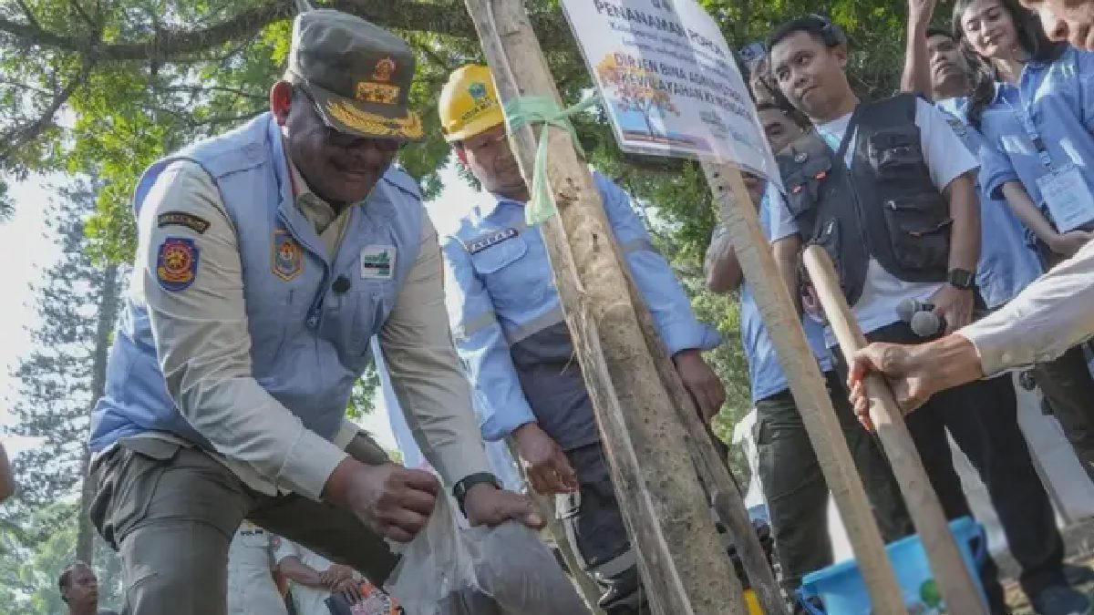Dirjen Adwil Kemendagri Aksi Tanam Pohon Gerakan ASRI