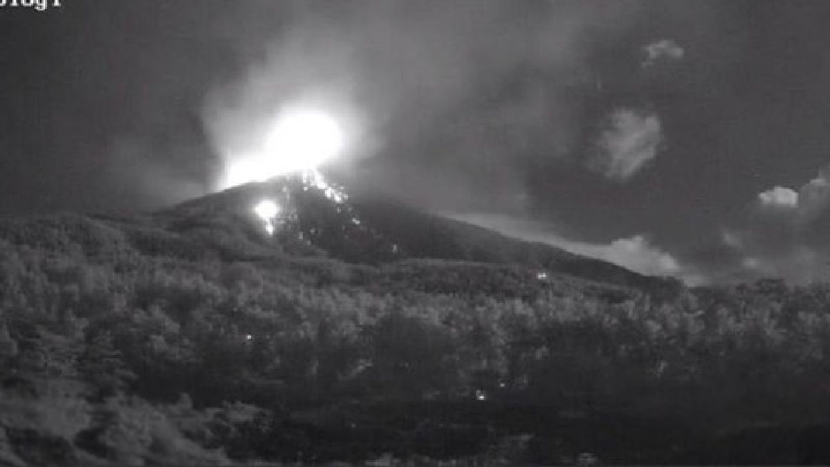 Gunung Karangetang Erupsi, Lava Pijar Mengalir Sejauh 1 Kilometer