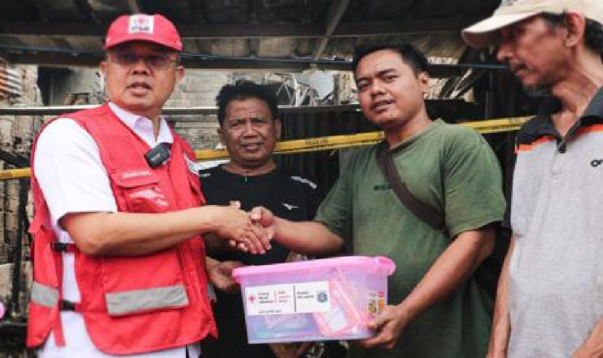 Penyintas Kebakaran Pulogadung Terima Bantuan Sembako dan Layanan Psikososial