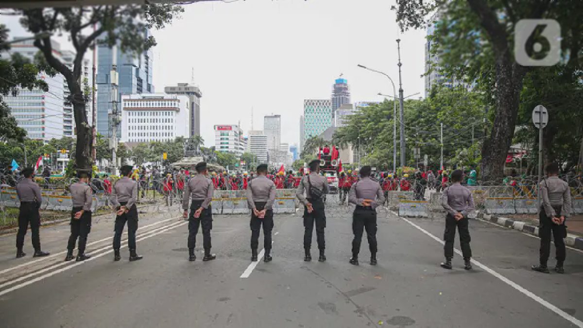 Buruh Kepung Patung Kuda Tuntut Pencabutan UU Cipta Kerja