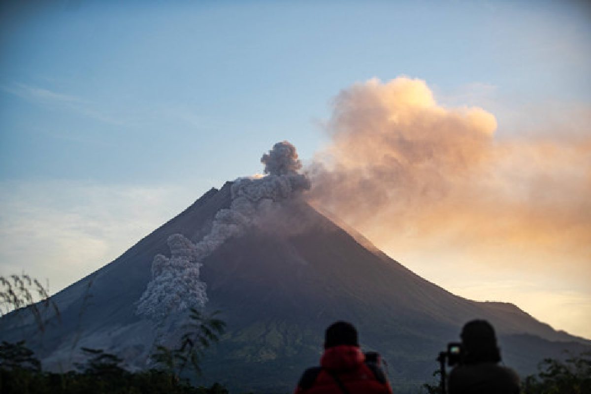 Merapi Luncurkan Awan Panas Guguran Sepanjang 2 Kilometer