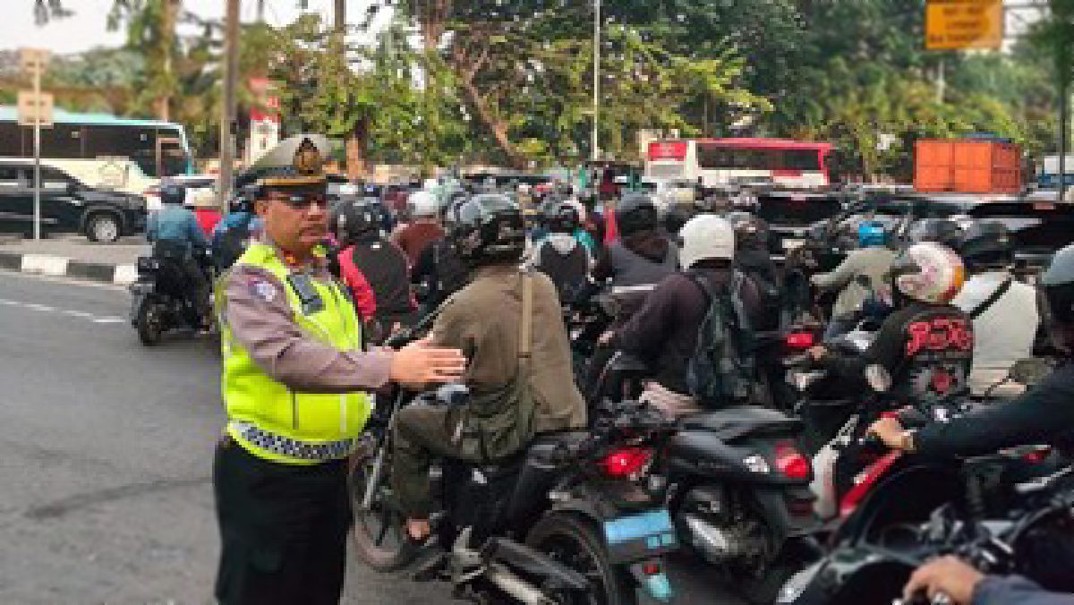 Kemacetan Parah Landa Ruas Halim Menuju Cawang di Hari Pertama Sekolah
