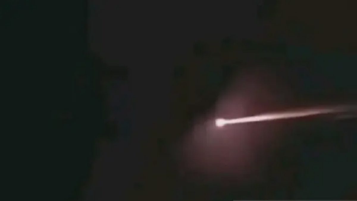 Viral Dentuman Diduga Meteor Besar Melintas Langit Pulau Jawa