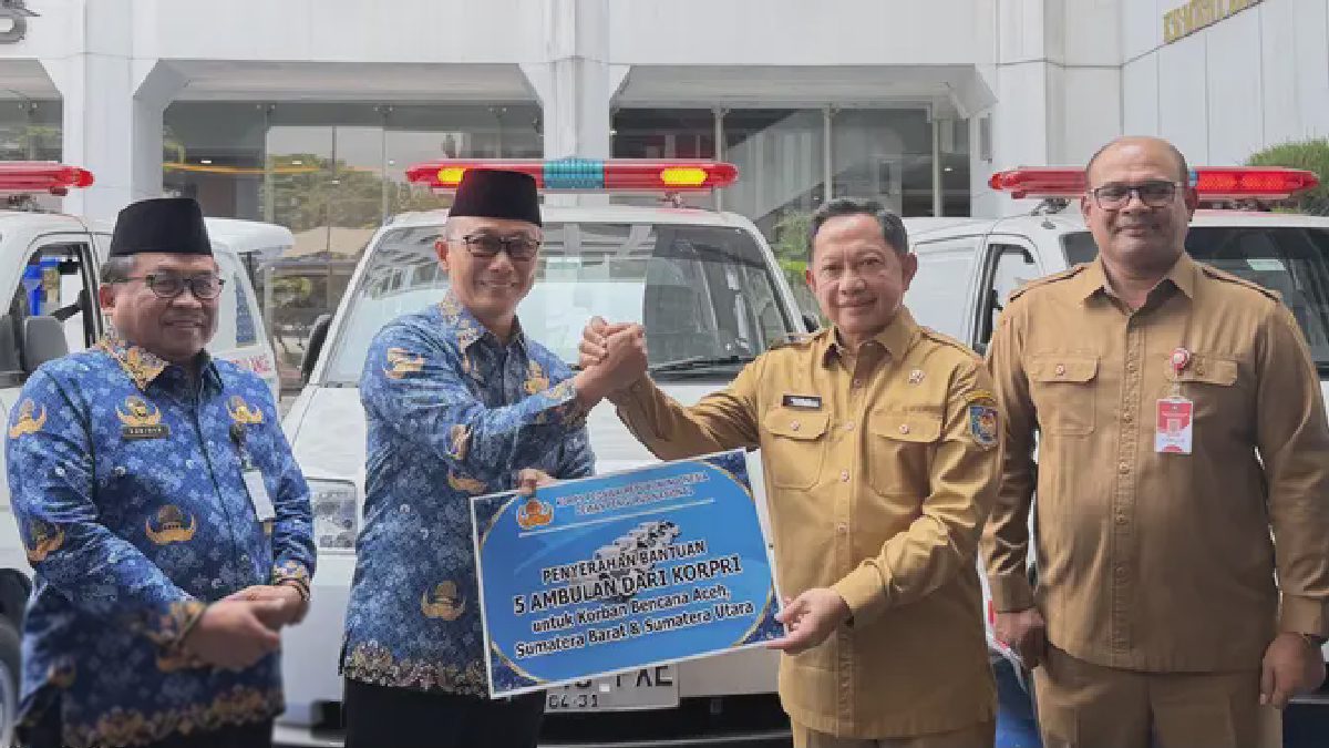 Mendagri Terima Lima Ambulans KORPRI untuk Pemulihan Sumatra