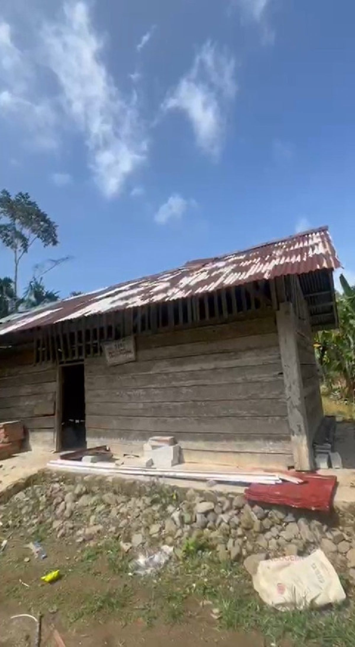 Swadaya Mandiri: Warga Lampung Bangun Sekolah dari Patungan, Atap Nipah Lalu Seng