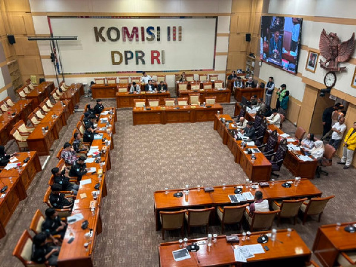 Tangis Ibu Korban Pembakaran Santri Pecah di RDP DPR