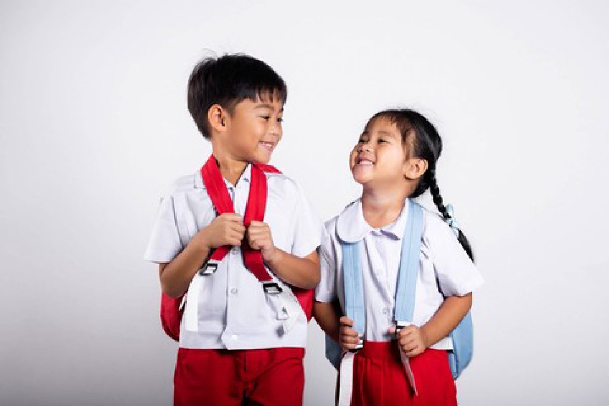 Jejak Digital Anak: Pertimbangan Sebelum Unggah Momen Hari Pertama Sekolah