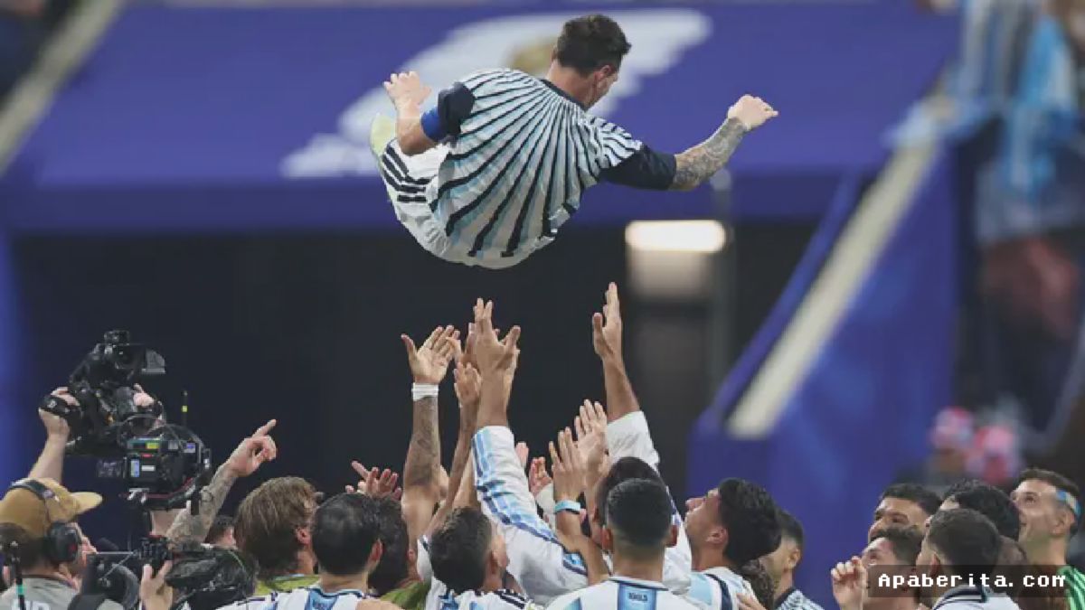 Pemain Argentina Angkat Messi Rayakan Kemenangan atas Mesir